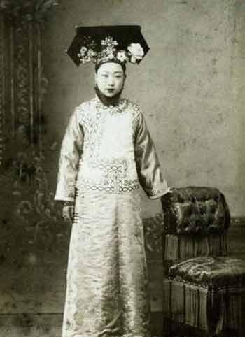 毓朗的女儿爱新觉罗?恒馨。她的女儿婉容为清朝的末代皇后。