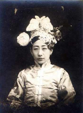 末代皇后婉容的养母爱新觉罗?恒香(毓朗贝勒的二格格)。