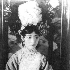 清朝的后宫,上至皇后,下到宫女,都是从旗人女子中挑选出来的。从顺治到光绪九朝,选秀女总共80多次。